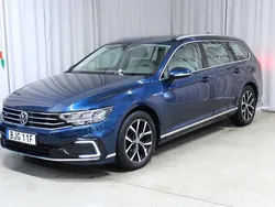 Blå Begagnad 2020 VW Passat GTE Kombi | 254 900 kr (Marknadspris)
