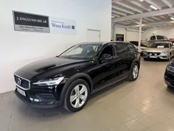 Svart Begagnad 2022 Volvo V60 CC Momentum Kombi | 309 900 kr (Marknadspris)