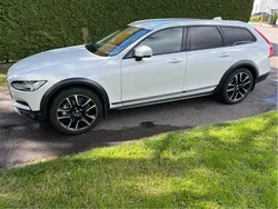 Vit Begagnad 2020 Volvo V90 CC Momentum Kombi | 385 000 kr (Bra pris)