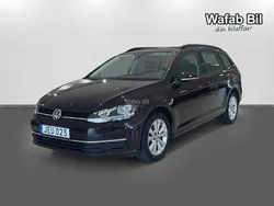 Svart (röd) Begagnad 2018 VW Golf VII Kombi | 179 900 kr (Marknadspris)