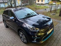Mörkblå metallic Begagnad 2021 Kia e-Niro SUV | 229 000 kr (Bra pris)