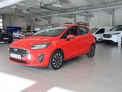 Röd Begagnad 2022 Ford Fiesta Titanium Halvkombi | 139 800 kr (Marknadspris)