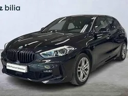Svart Begagnad 2023 BMW 118 Halvkombi | 269 900 kr
