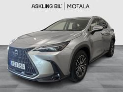 Ljusgrå (grå) Begagnad 2023 Lexus NX450h+ Executive Line SUV | 579 000 kr (Marknadspris)