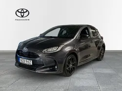 Mörkgrå Begagnad 2023 Toyota Yaris Hybrid Style Halvkombi | 259 900 kr (Marknadspris)