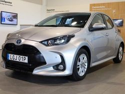 Silver Begagnad 2023 Toyota Yaris Hybrid Active Halvkombi | 199 900 kr (Bra pris)