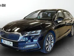 Svart (black magic pärleffekt me) Begagnad 2023 Skoda Octavia Style Kombi | 339 900 kr (Marknadspris)