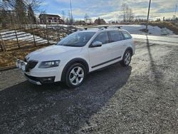 Vit Begagnad 2016 Skoda Octavia Scout Kombi | 105 000 kr (Marknadspris)
