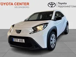 Vit Begagnad 2022 Toyota Aygo Play Halvkombi | 169 900 kr (Marknadspris)
