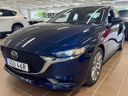 Deep crystal blue mica (42m) Ny 2025 Mazda 3 Center-Line Sedan | 335 000 kr (Marknadspris)