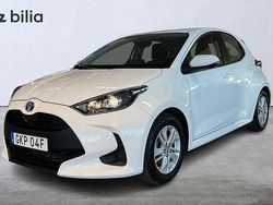 Vit Begagnad 2022 Toyota Yaris Hybrid Active Halvkombi | 219 900 kr (Marknadspris)