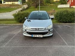 Grå Begagnad 2006 Peugeot 206 Halvkombi | 24 000 kr (Lite dyr)