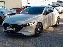Brun (platinum quartz metallic) Begagnad 2022 Mazda 3 Homura-Line Halvkombi | 219 900 kr (Superpris)