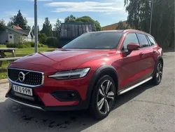 Röd Begagnad 2021 Volvo V60 CC Momentum Kombi | 330 000 kr (Marknadspris)