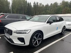 Vit Begagnad 2024 Volvo V60 Plus Kombi | 484 800 kr (Marknadspris)