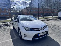 Vit Begagnad 2014 Toyota Auris Hybrid Active Halvkombi | 137 000 kr (Marknadspris)