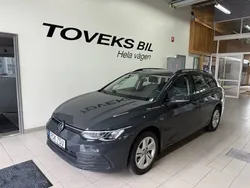 Grå (urano grey) Begagnad 2022 VW Golf VIII Life Kombi | 249 900 kr (Marknadspris)