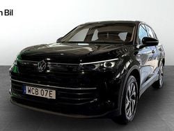 Svart (grenadilla black metallic) Ny 2025 VW Tiguan Life SUV | 559 900 kr (Marknadspris)