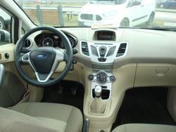 Grå Begagnad 2013 Ford Fiesta Halvkombi | 74 900 kr (Marknadspris)