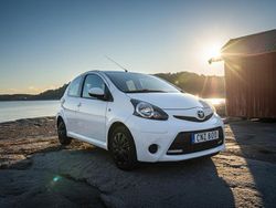 Vit Begagnad 2014 Toyota Aygo Halvkombi | 47 900 kr (Marknadspris)