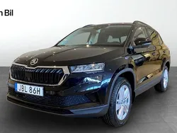 Svart Ny 2025 Skoda Karoq Selection SUV | 368 400 kr (Marknadspris)