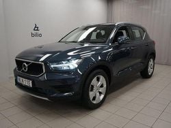 Mörkblå Begagnad 2021 Volvo XC40 Momentum SUV | 319 900 kr (Marknadspris)
