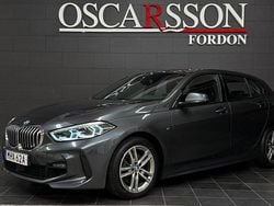 Grå Begagnad 2021 BMW 118 Shadowline Halvkombi | 249 900 kr (Marknadspris)