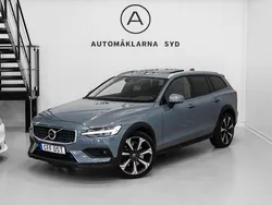 Grå Begagnad 2022 Volvo V60 CC Momentum Kombi | 349 900 kr (Marknadspris)
