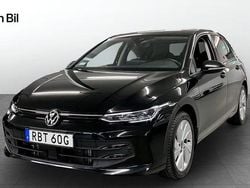 Svart Begagnad 2025 VW Golf VIII Life Halvkombi | 294 900 kr (Superpris)