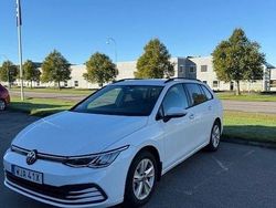 Vit Begagnad 2023 VW Golf VIII Kombi | 279 900 kr (Marknadspris)