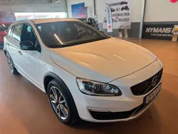Vit Begagnad 2016 Volvo V60 CC Summum Kombi | 209 900 kr (Marknadspris)