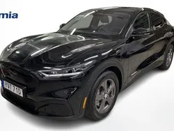 Svart Begagnad 2022 Ford Mustang Mach-E SUV | 379 000 kr (Superpris)
