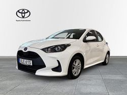 Vit Begagnad 2022 Toyota Yaris Hybrid Halvkombi | 204 900 kr (Marknadspris)