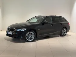 Svart Begagnad 2022 BMW 330e Sport Line Kombi | 324 000 kr (Marknadspris)