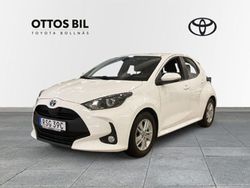 Vit Begagnad 2022 Toyota Yaris Hybrid Active Halvkombi | 215 000 kr (Marknadspris)