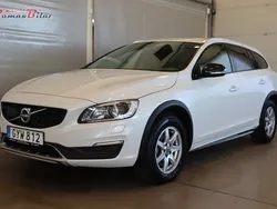 Vit Begagnad 2016 Volvo V60 CC Momentum Kombi | 199 900 kr (Marknadspris)
