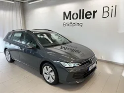 Grå (dolphin grey metallic) Begagnad 2024 VW Golf VIII Life Kombi | 309 000 kr (Marknadspris)