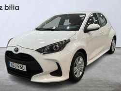 Vit Begagnad 2022 Toyota Yaris Hybrid Active Halvkombi | 209 900 kr (Marknadspris)