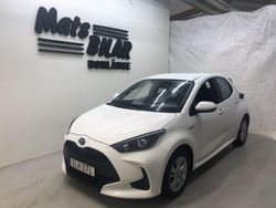 Vit Begagnad 2021 Toyota Yaris Hybrid Active Halvkombi | 189 900 kr (Marknadspris)