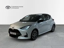 Vit Ny 2024 Toyota Yaris Hybrid Style Halvkombi | 289 900 kr (Marknadspris)