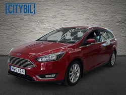 Röd Begagnad 2015 Ford Focus Titanium Kombi | 93 900 kr (Marknadspris)