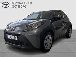 Grå Begagnad 2024 Toyota Aygo Play Halvkombi | 174 900 kr (Marknadspris)