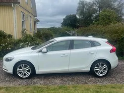 Vit Begagnad 2015 Volvo V40 Momentum Kombi | 105 000 kr (Marknadspris)