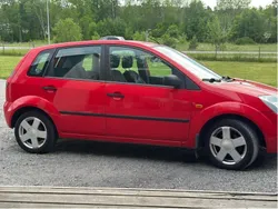 Röd Begagnad 2002 Ford Fiesta Halvkombi | 20 000 kr (Marknadspris)