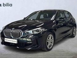Svart Begagnad 2022 BMW 118 Halvkombi | 249 900 kr (Marknadspris)