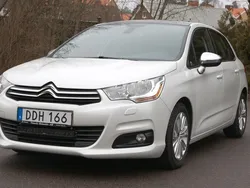 Vit Begagnad 2014 Citroën C4 Halvkombi | 79 800 kr (Marknadspris)