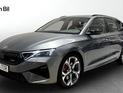 Grå (graphite grey metallic) Begagnad 2024 Skoda Octavia RS Kombi | 379 900 kr (Marknadspris)