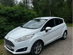 Vit Begagnad 2013 Ford Fiesta Titanium Halvkombi | 47 500 kr (Marknadspris)