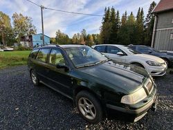 Grön Begagnad 2001 Skoda Octavia Kombi | 16 000 kr