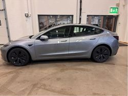 Grå Begagnad 2025 Tesla Model 3 Long Range AWD Sedan | 599 000 kr